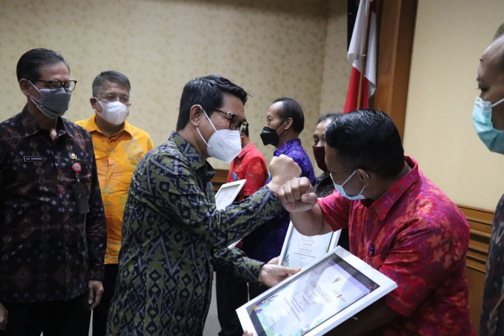 Sekda Adi Arnawa Serahkan Piagam Penghargaan Peserta ADWI Tahun 2021